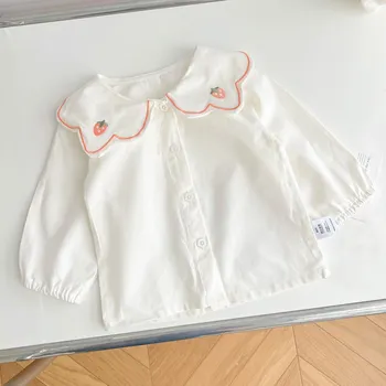 Pavasario kūdikių viršūnes mergina balta ilgomis rankovėmis marškinėliai, gražių animacinių filmų braškių išsiuvinėti atvartas palaidinė